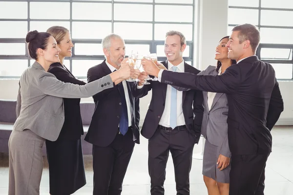 Team av företagare grillas champagne — Stockfoto