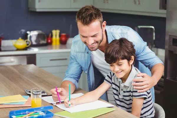 Père aidant garçon à résoudre les mathématiques — Photo