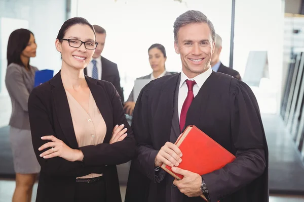 Kobieta stojąc z prawnikiem — Zdjęcie stockowe