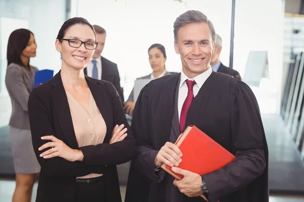 Femme d'affaires debout avec avocat — Photo