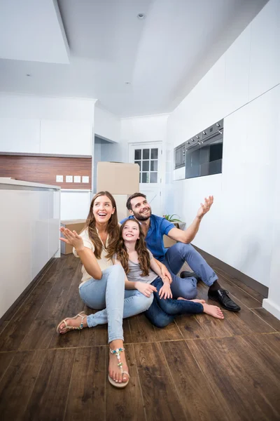 Familie zittend op de vloer — Stockfoto