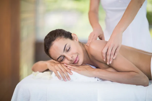 Mulher desfrutando de massagem — Fotografia de Stock