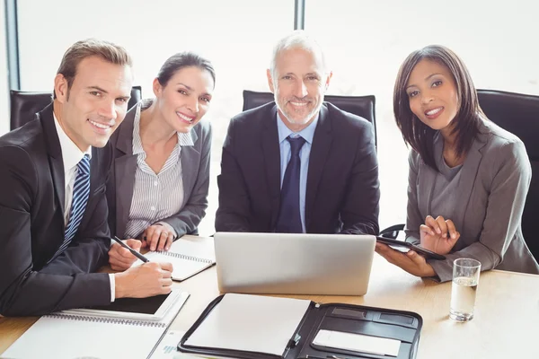 Ondernemers glimlachend in vergaderruimte — Stockfoto