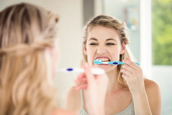 Mujer cepillarse los dientes —  Fotos de Stock