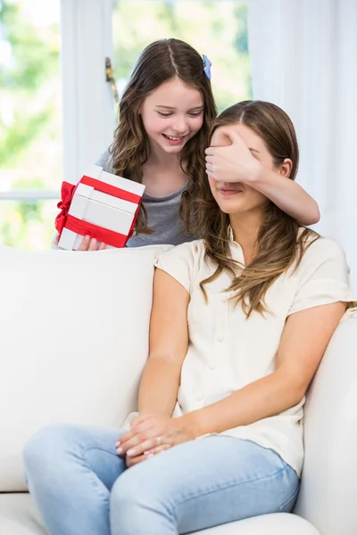 Tochter bedeckt Augen der Mutter — Stockfoto