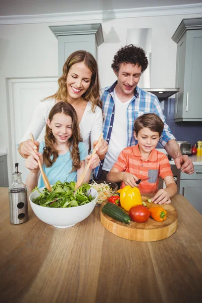 Echtpaar met kinderen in de keuken — Stockfoto