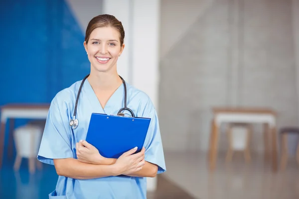 Médica feminina segurando prancheta — Fotografia de Stock