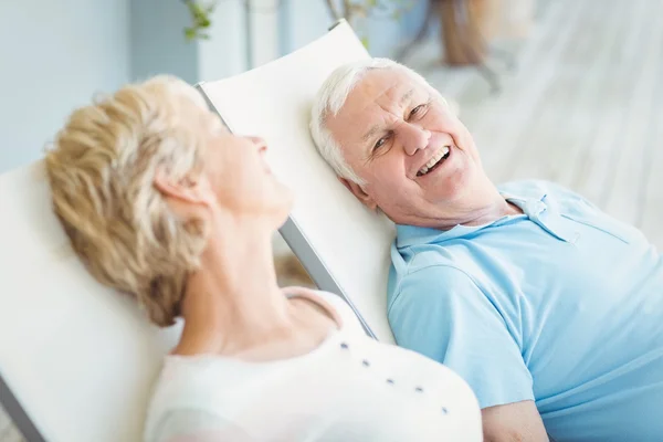 Senior paar ontspannen op lounge stoelen — Stockfoto