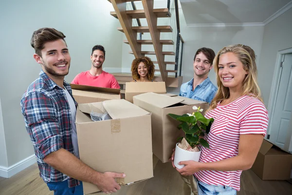 Amigos llevando cajas de cartón — Foto de Stock