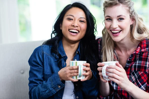 Amici donne con tazze di caffè — Foto Stock
