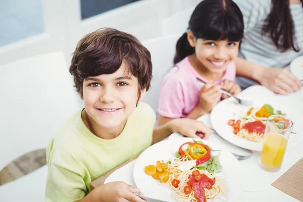 Kinder beim Essen — Stockfoto