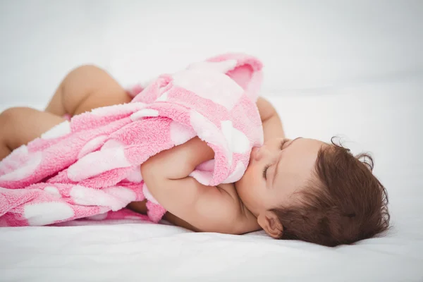 Baby hält Decke — Stockfoto