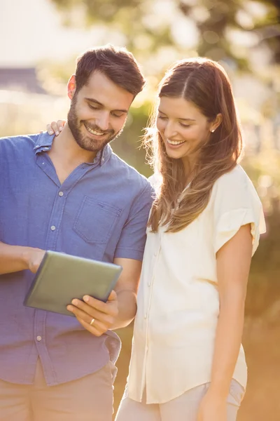 Paar kijken naar digitale Tablet PC — Stockfoto