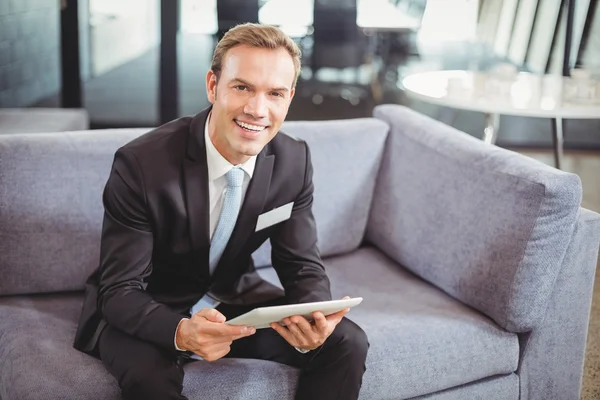 Geschäftsmann mit digitalem Tablet — Stockfoto