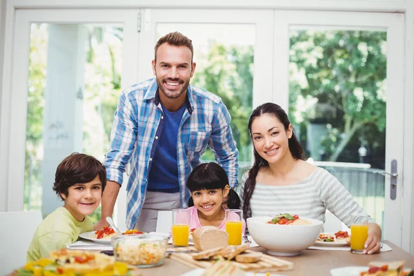 Aile ile yemek masasında duran baba — Stok fotoğraf