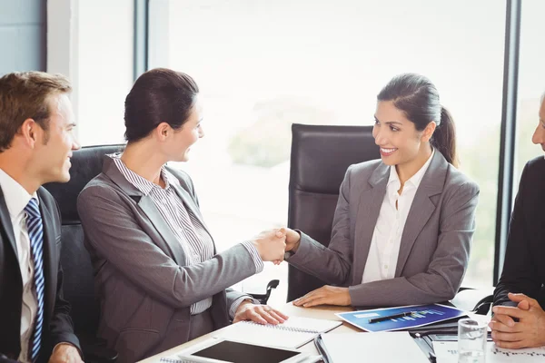 Affärsmän i konferensrum — Stockfoto