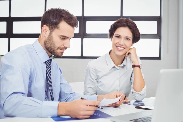 Empresário que trabalha com colega feminina — Fotografia de Stock