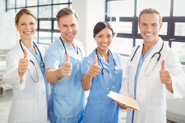 Equipa médica a levantar os polegares — Fotografia de Stock