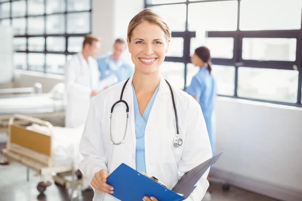 Médico segurando relatório médico — Fotografia de Stock