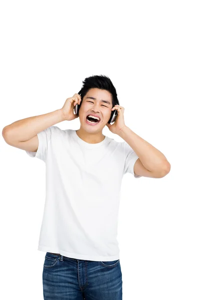 Man luistert naar muziek op hoofdtelefoon — Stockfoto