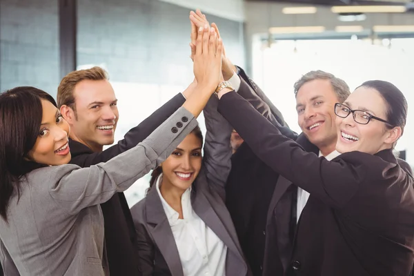 Empresarios manos apiladas uno sobre el otro — Foto de Stock