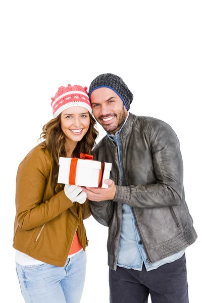 Jovem casal segurando presente — Fotografia de Stock