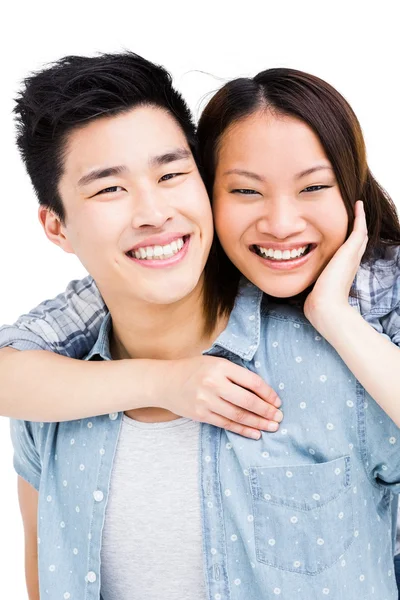 Casal sorrindo para a câmera — Fotografia de Stock