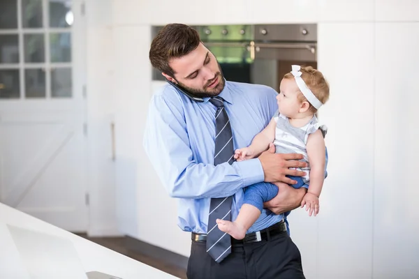 Zakenman aan het praten op mobiele telefoon — Stockfoto