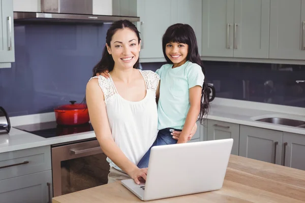 Madre e hija usando laptop —  Fotos de Stock