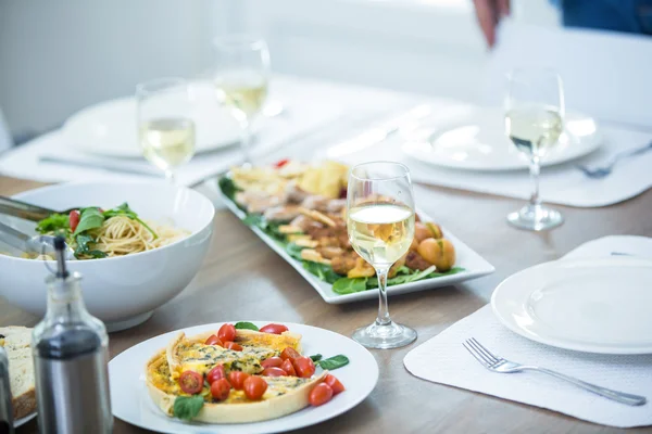 Mat och vin serveras på bord — Stockfoto