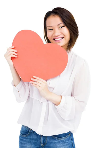 Mujer sosteniendo forma de corazón — Foto de Stock