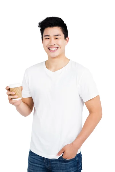 Homem segurando copo de café descartável — Fotografia de Stock