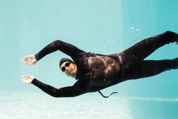 Man swimming underwater — Stock Photo, Image