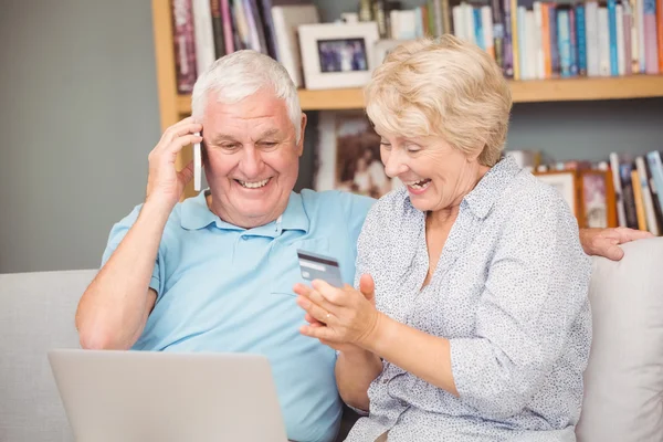 Senior par med bärbar dator — Stockfoto