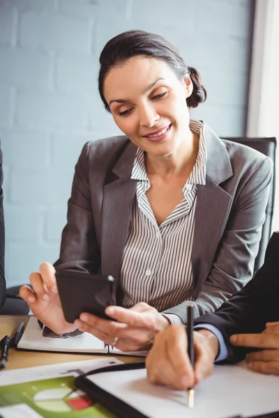 Businesswoman pomocí mobilního telefonu — Stock fotografie