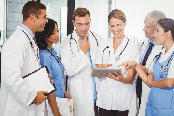 Equipe médica interagindo e usando tablet digital — Fotografia de Stock