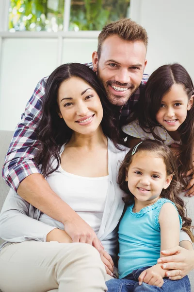 Leende familj med döttrar — Stockfoto