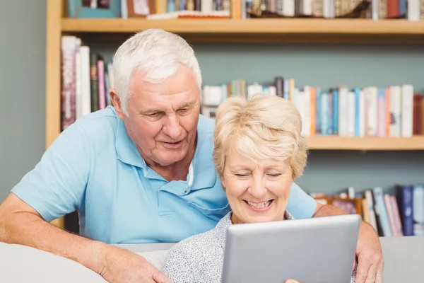 Oudere paar met behulp van digitale tablet — Stockfoto