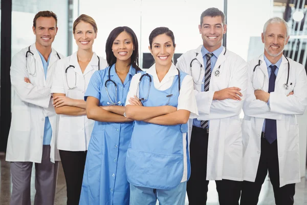 Медицинская команда, стоящая со скрещенными руками — стоковое фото