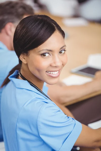 Médecin assis sur la salle de conférence — Photo