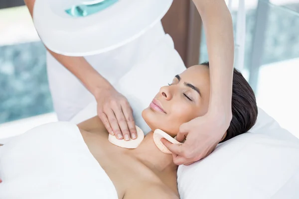 Woman receiving facial massage — Stock Photo, Image