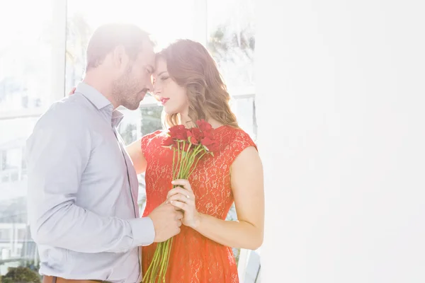 Hombre ofreciendo ramo de flores a la mujer —  Fotos de Stock