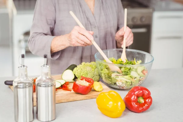 Sección media de la mujer preparando ensalada —  Fotos de Stock