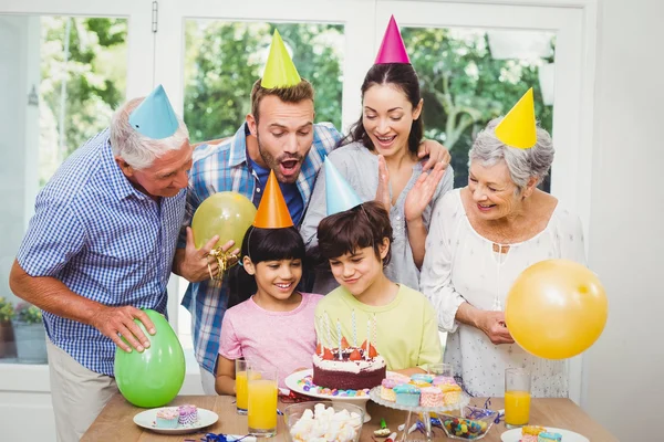 Familj under födelsedagsfest — Stockfoto