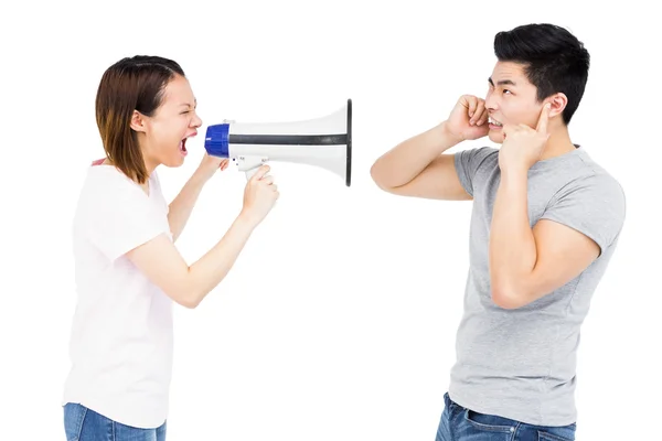 Mulher irritada gritando com o homem — Fotografia de Stock