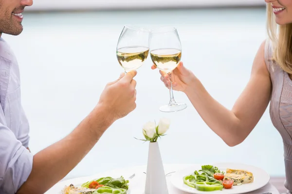 Pareja tostadas vino blanco — Foto de Stock