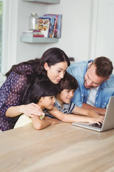 Famille utilisant un ordinateur portable ensemble — Photo