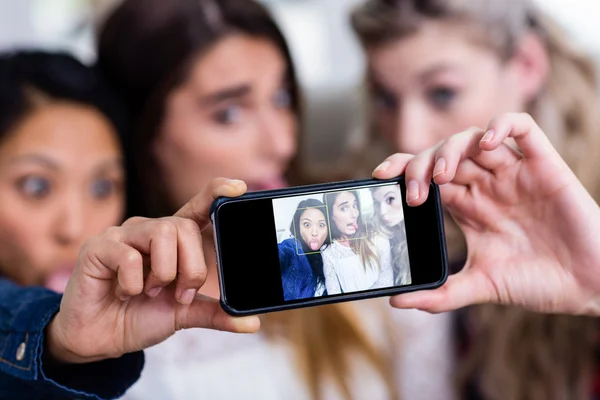 Kvinnliga vänner som tar Selfie — Stockfoto