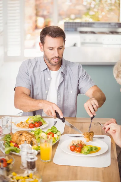 Uomo che serve carne in piatto — Foto Stock