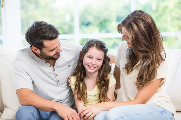 Föräldrar titta på dotter på soffa — Stockfoto